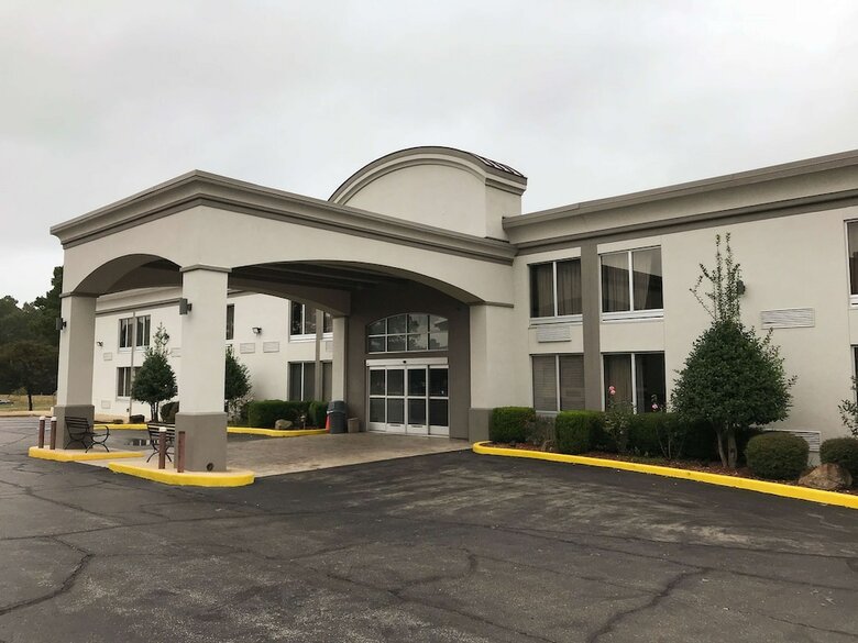 Hotel Clarion Inn And Summit Center