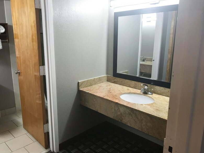 Hotel Clarion Inn And Summit Center