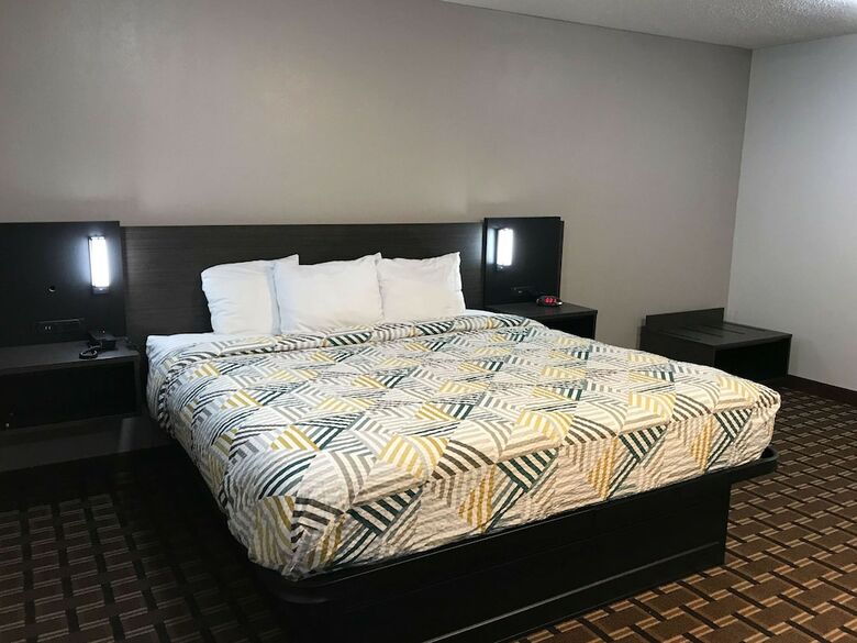 Hotel Clarion Inn And Summit Center