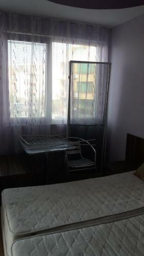 Private Apartment In Sunny House Family