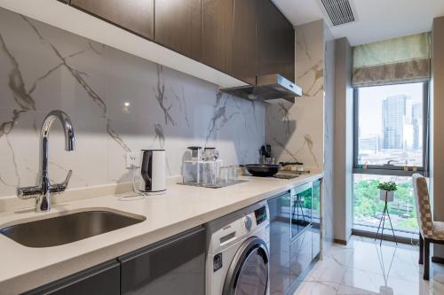 Hostal Timeless Series 2/ Guesthouse With Curved Panoramic Floor-to-ceiling Window