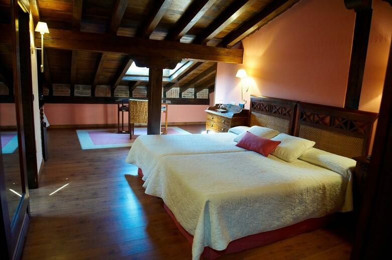 Hotel La Casona De Revolgo
