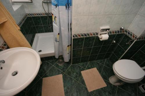 Hostal Double Room Baska Voda 6704a