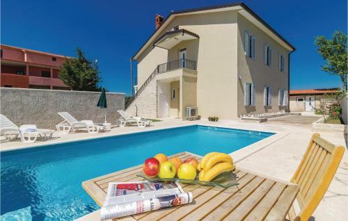 Six-bedroom Holiday Home In Cabrunici