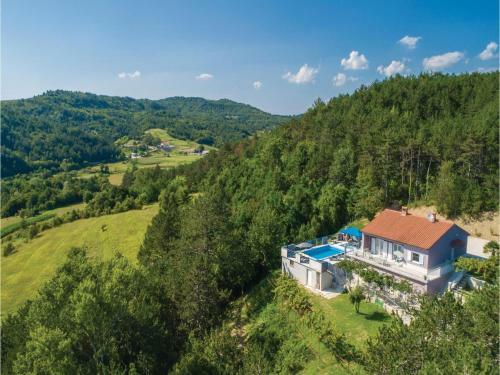 Three-bedroom Holiday Home In Cerovlje