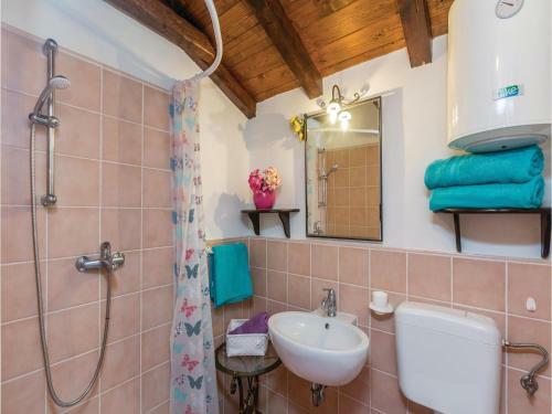 Three-bedroom Holiday Home In Dobrinj