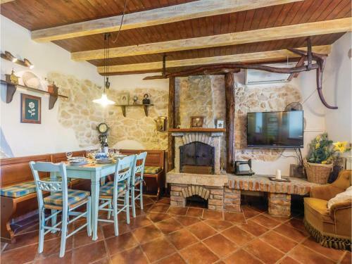 Three-bedroom Holiday Home In Dobrinj