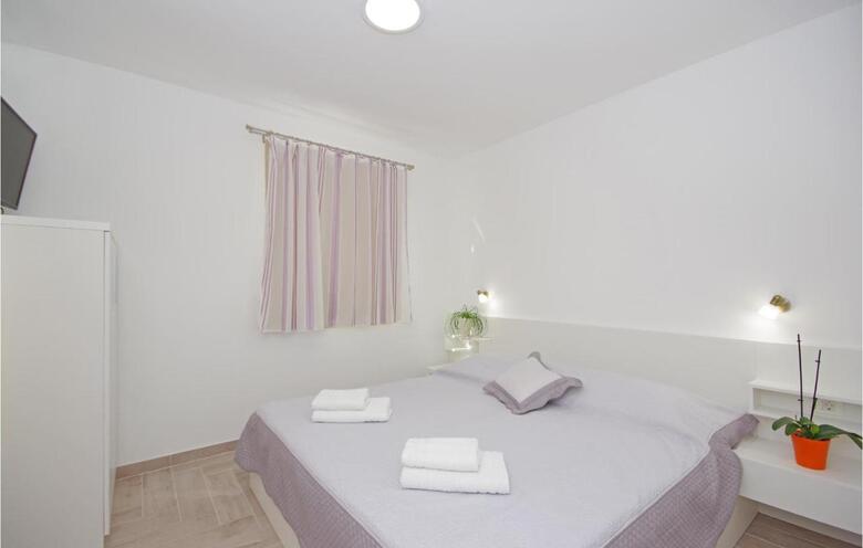 Three-bedroom Holiday Home In Drvenik