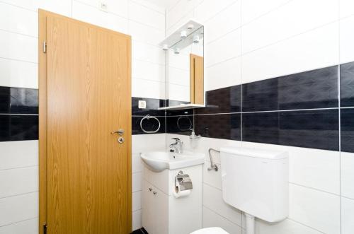 Apartments And Rooms With Wifi Dubrovnik - 11145