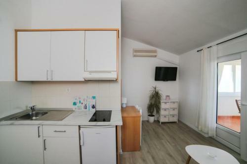 Beachfront Apartment Gradac 4414-2
