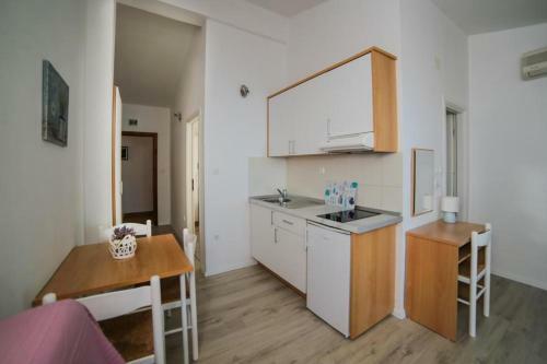Beachfront Apartment Gradac 4414-2