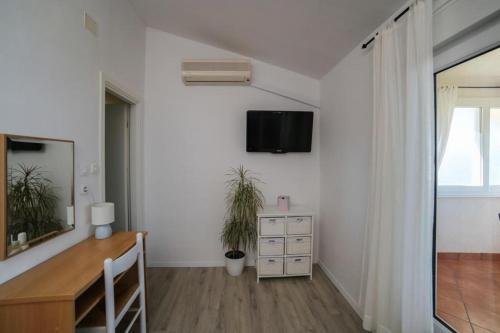 Beachfront Apartment Gradac 4414-2