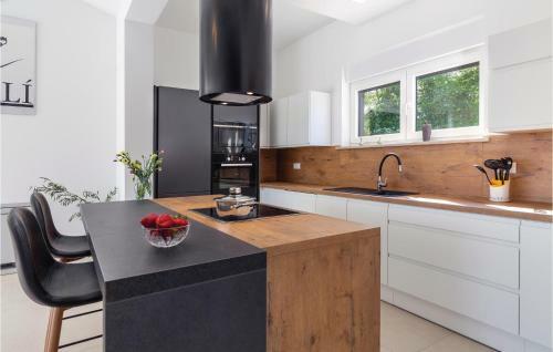 Five-bedroom Holiday Home In Kujici