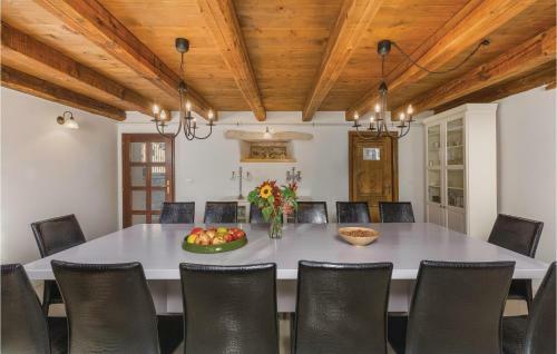 Seven-bedroom Holiday Home In Kanfanar