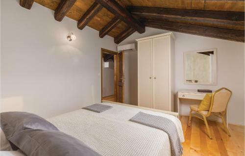 Seven-bedroom Holiday Home In Kanfanar