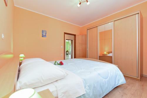 Apartment Dvori With Pool