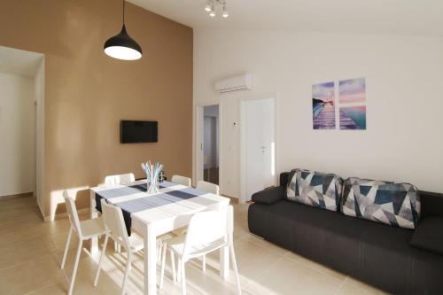 Apartments Denis 1742
