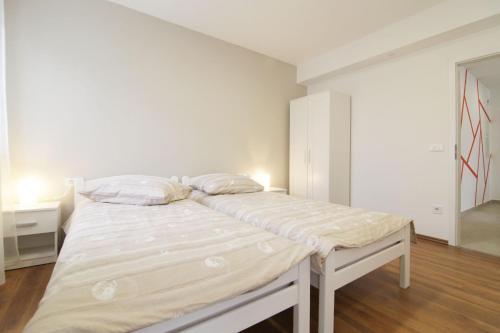 Apartments Denis 1742