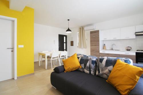 Apartments Denis 1742