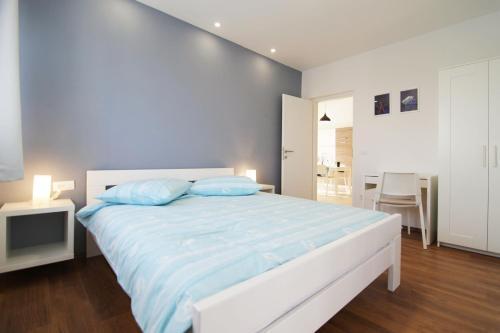 Apartments Denis 1742