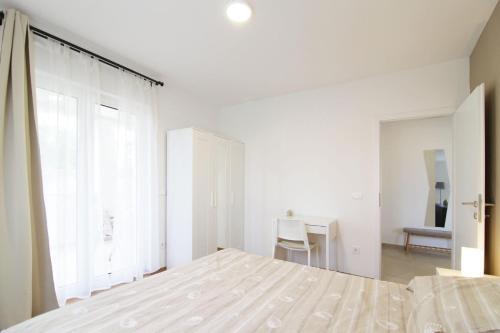Apartments Denis 1742