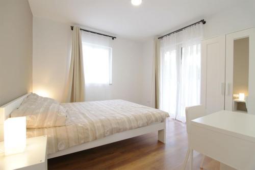 Apartments Denis 1742