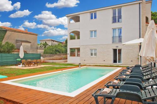 Apartments Denis 1742