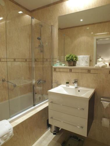 Apartments And Rooms With Parking Space Zagreb - 14675
