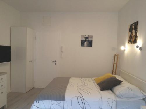 Apartment 52