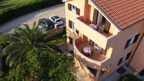 Anita's Terrace Apartment