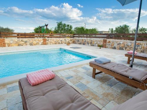 Villa Holiday Home Iva With Pool