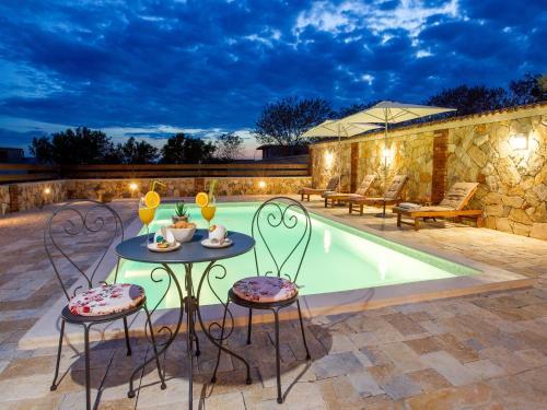 Villa Holiday Home Iva With Pool