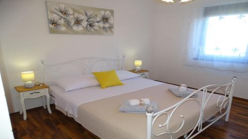 Villa Holiday Home Iva With Pool