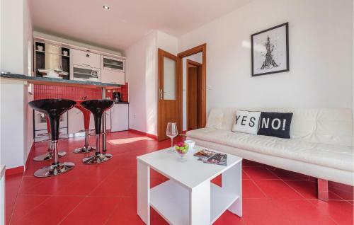 Four-bedroom Holiday Home In Sukosan