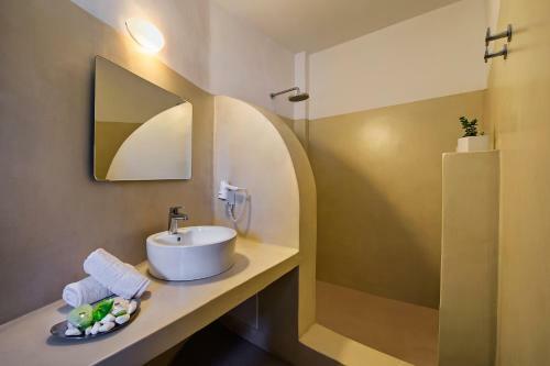 Apanemo Hotel & Suites