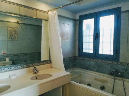Hostal Amforeas Retreat Guesthouse