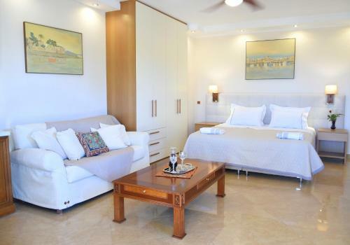 Hostal Amforeas Retreat Guesthouse