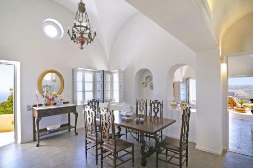 Fira Villa Sleeps 8 Air Con Wifi