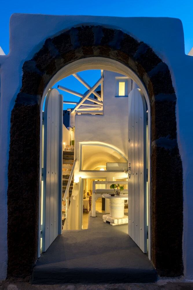 Christina's Cave House