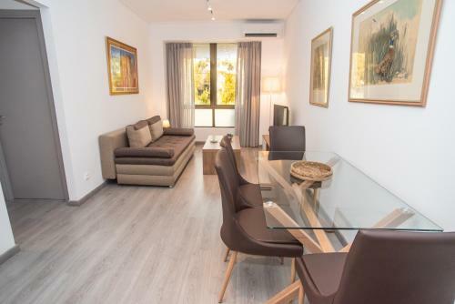 Central Apartment In Glyfada