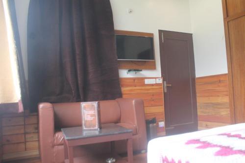 Hotel Decent Room In Naddi Mcleodganj