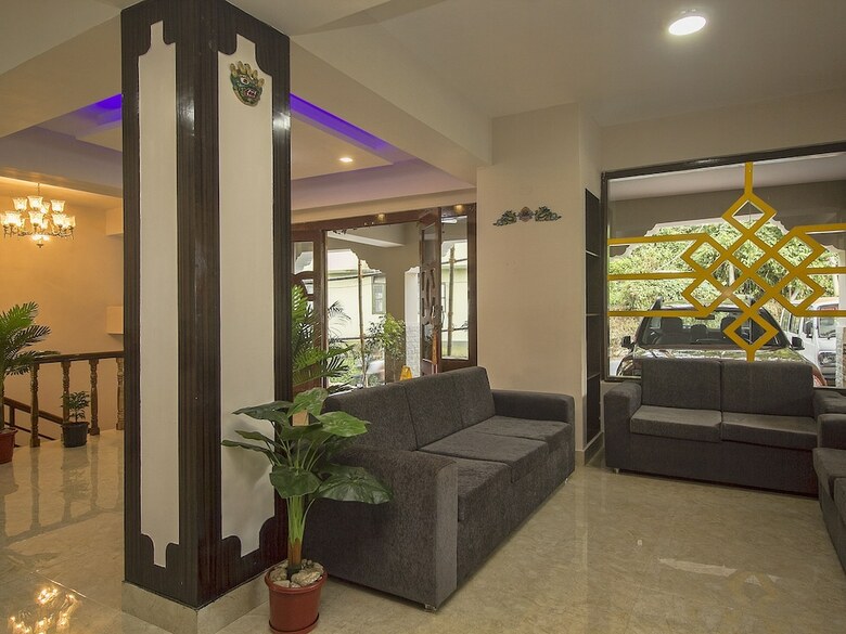 Hotel Oyo 16637 Tiara Regency