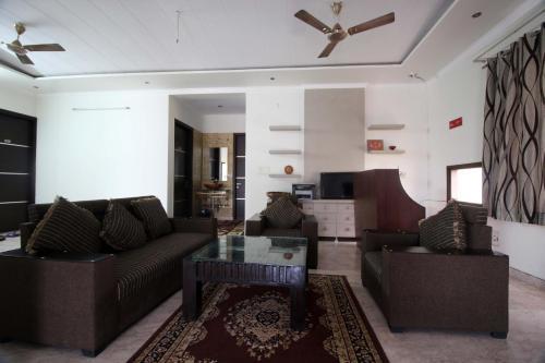 Divine Residency By Royal Collection Hotels