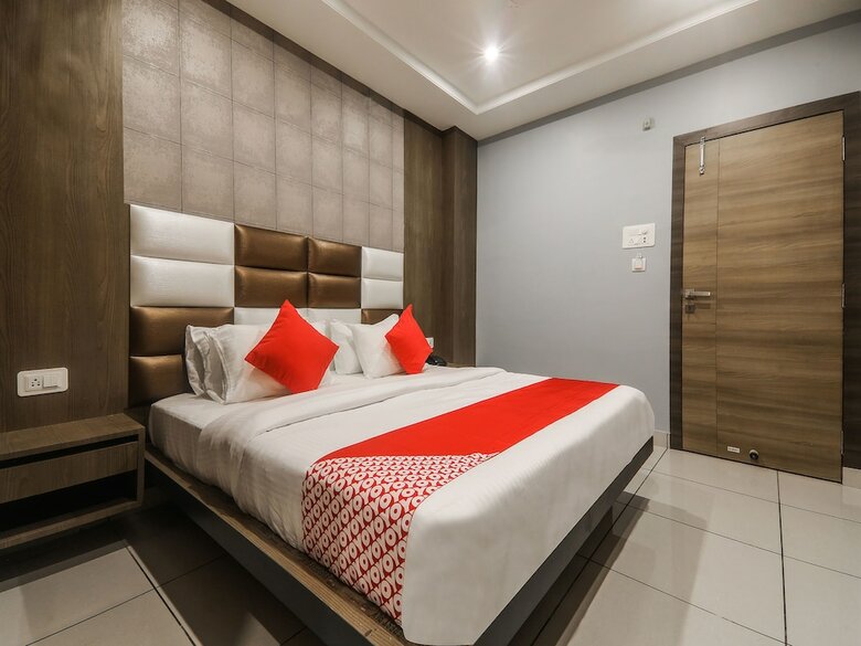 Hotel Oyo 17016 Galaxy Inn