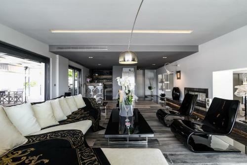 Luxury Beach Front Villa Selenia Platinum In Sounio, Athens