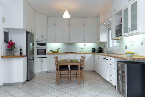 Villa With Pool Close To The Airport, Vari 290m�
