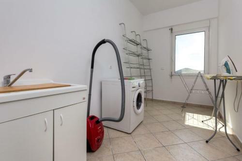 Villa With Pool Close To The Airport, Vari 290m�