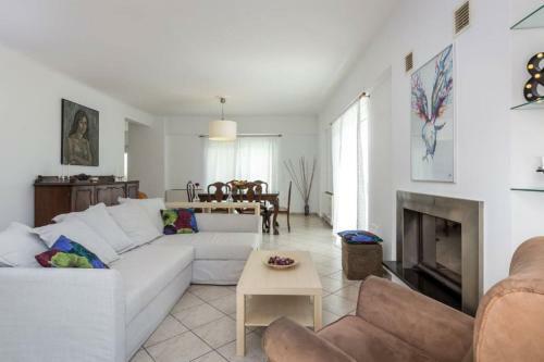 Villa With Pool Close To The Airport, Vari 290m�