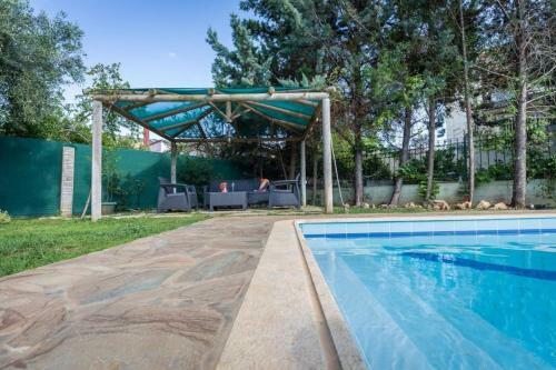 Villa With Pool Close To The Airport, Vari 290m�