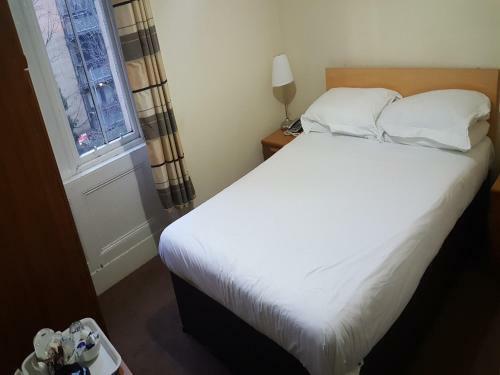 Pension Mclays Guest House